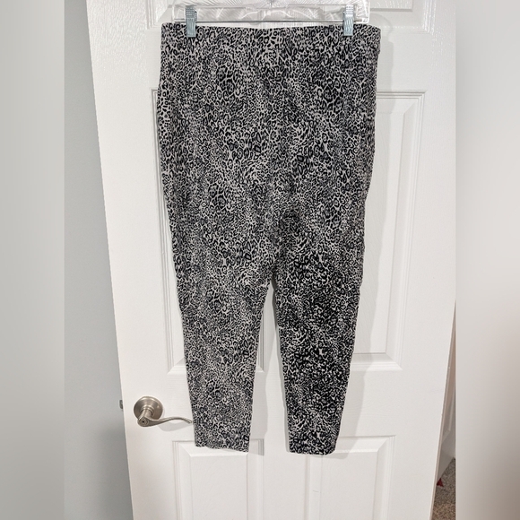 Chico's Black, White and Gray Cheetah Print Leggings in Size 2R (12R) - Picture 5 of 8